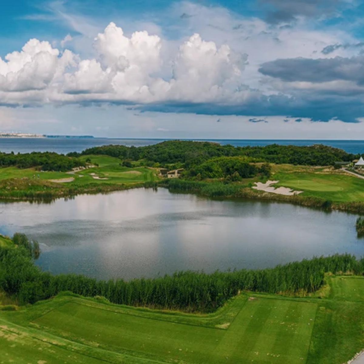 Pond on a golf course showing the type of water Savio2 aeration is used on